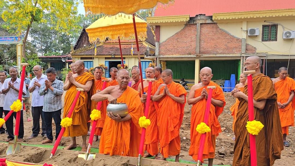 Hòa thượng Thạch Sok Xane cử hành nghi thức sái tịnh Hòa thượng Thạch Sok Xane cử hành nghi thức sái tịnh