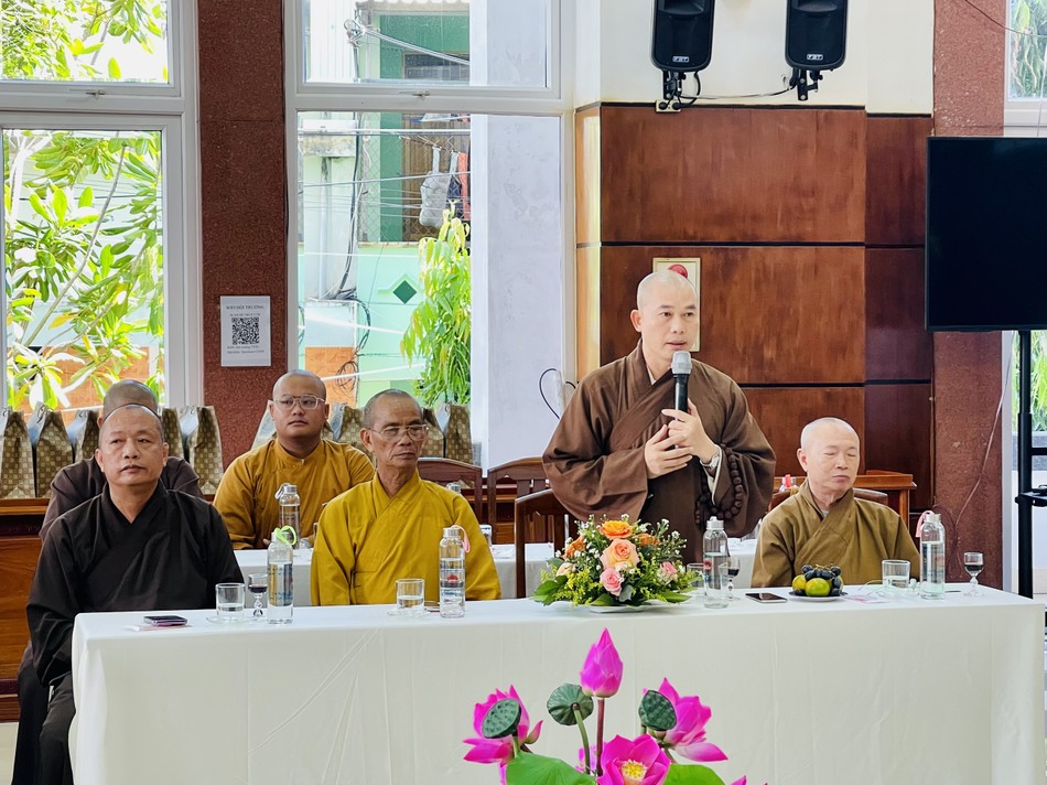 Thượng tọa Thích Quảng Duy, Phó ban Trị sự kiêm Trưởng ban Từ thiện xã hội GHPGVN tỉnh Bình Định phát biểu Thượng tọa Thích Quảng Duy, Phó ban Trị sự kiêm Trưởng ban Từ thiện xã hội GHPGVN tỉnh Bình Định phát biểu