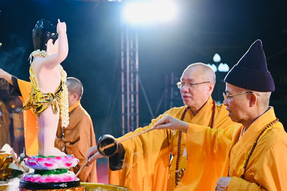 Cử hành nghi thức Tắm Phật truyền thống Cử hành nghi thức Tắm Phật truyền thống