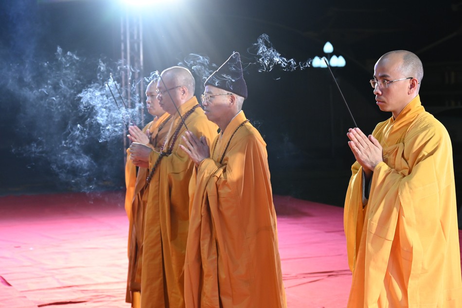 Chư tôn đức niêm hương bạch Phật Chư tôn đức niêm hương bạch Phật