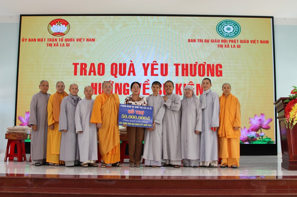 Phân ban Ni giới TX.La Gi trao bảng tượng trưng hỗ trợ 50 triệu đồng để gây quỹ xây nhà tình thương Phân ban Ni giới TX.La Gi trao bảng tượng trưng hỗ trợ 50 triệu đồng để gây quỹ xây nhà tình thương