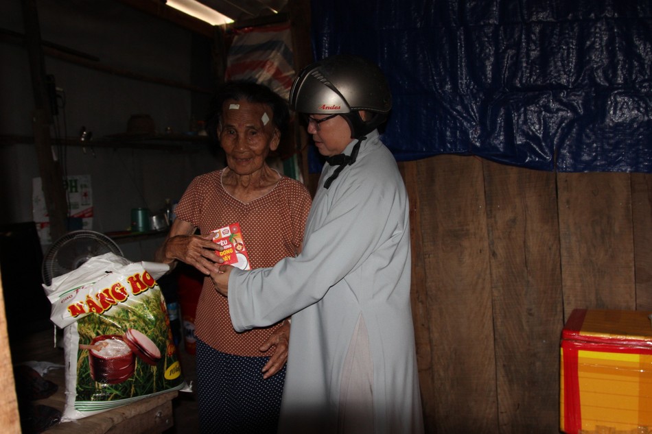 Ni sư Thích nữ Chơn Huy tận tay trao quà đến người già yếu, bệnh tật Ni sư Thích nữ Chơn Huy tận tay trao quà đến người già yếu, bệnh tật