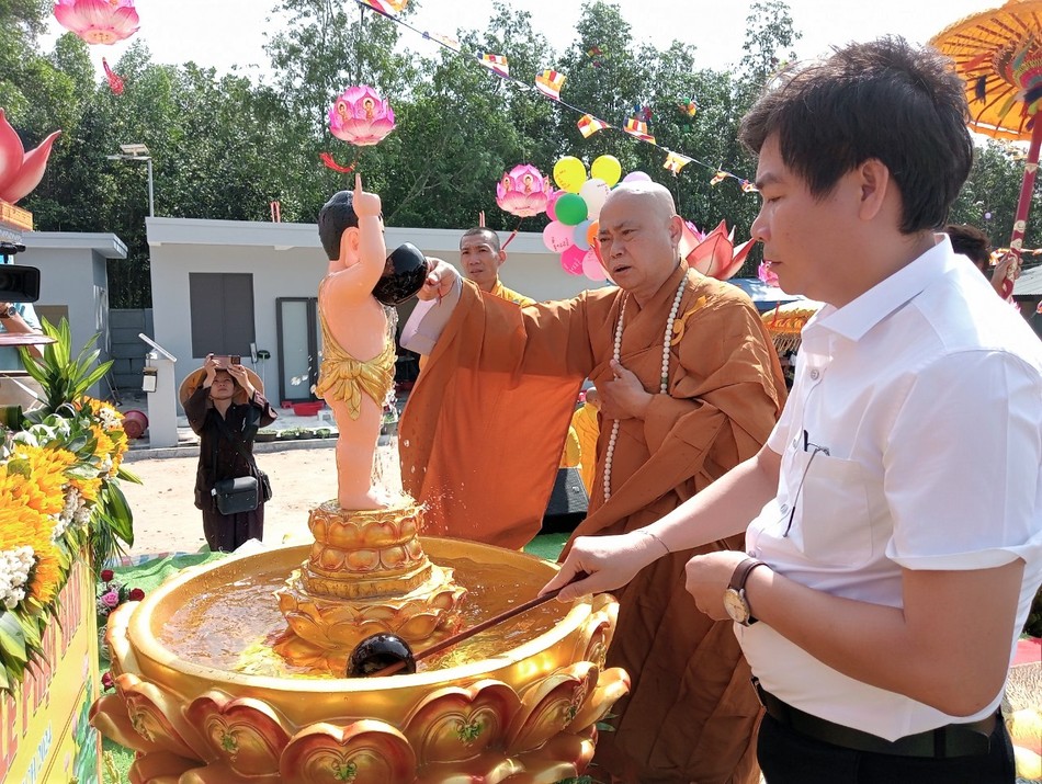 Cử hành nghi thức Tắm Phật