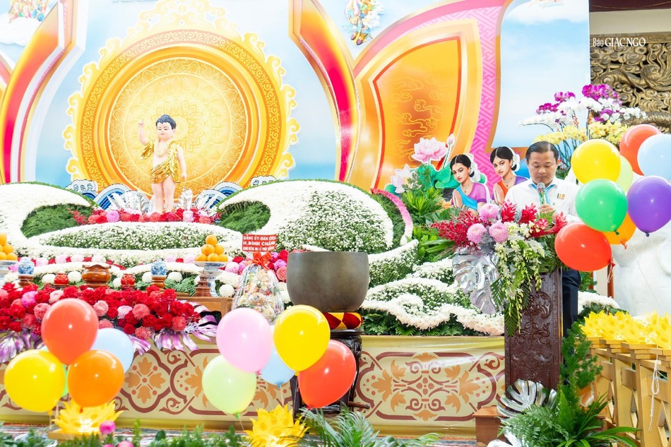 Ông Huỳnh Văn Phạm Hồng phát biểu