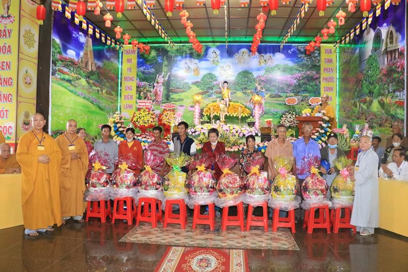 Trao quà từ thiện đến các hộ nghèo