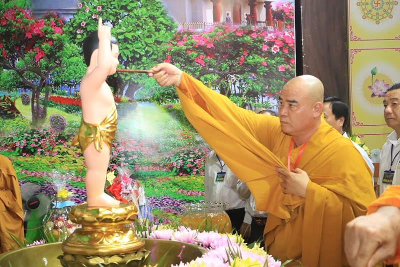 Thượng tọa Thích Tĩnh Triệt cử hành nghi thức Tắm Phật