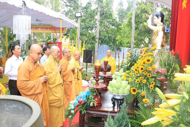 Chư tôn đức niêm hương bạch Phật