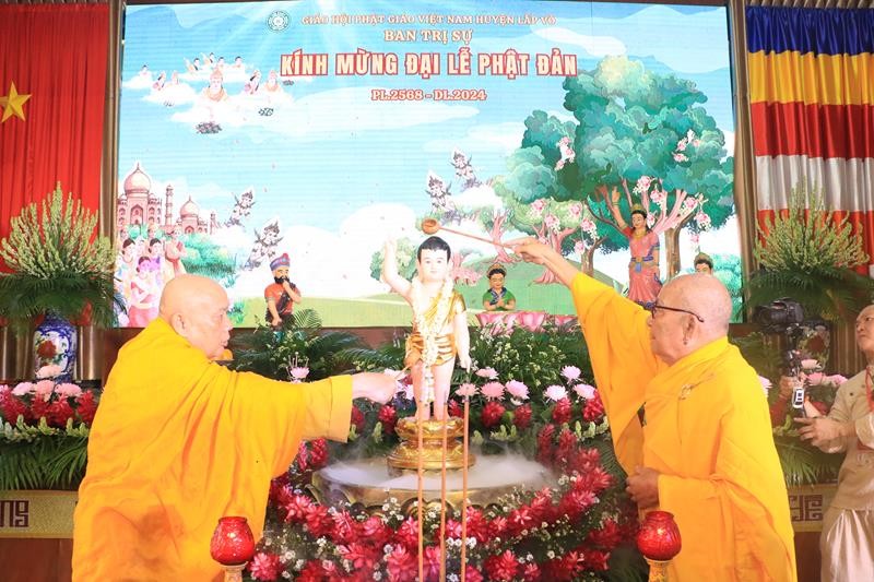 Chư tôn giáo phẩm cử hành nghi thức Tắm Phật