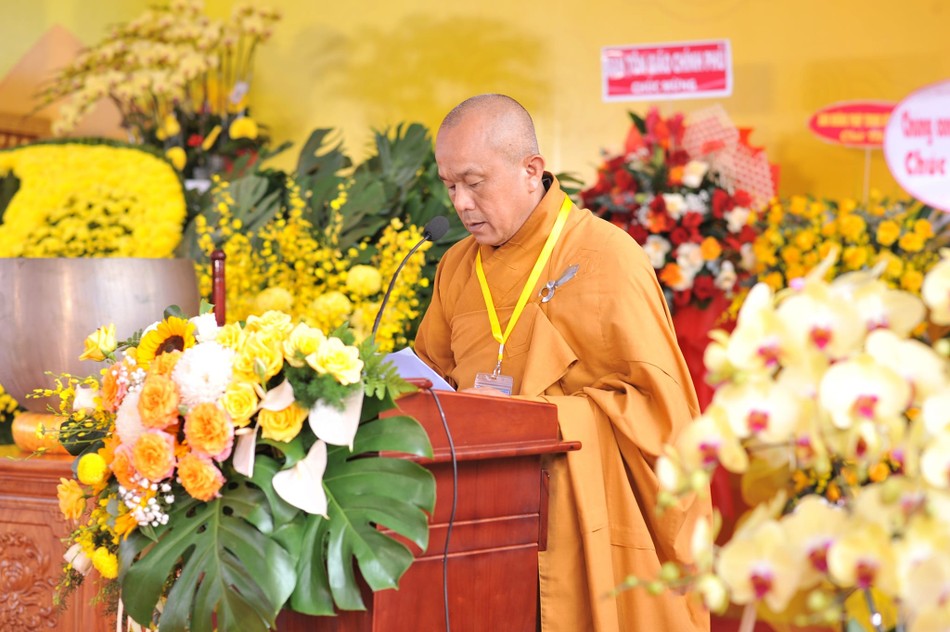 Thượng tọa Thích Minh Hậu đọc diễn văn khai mạc