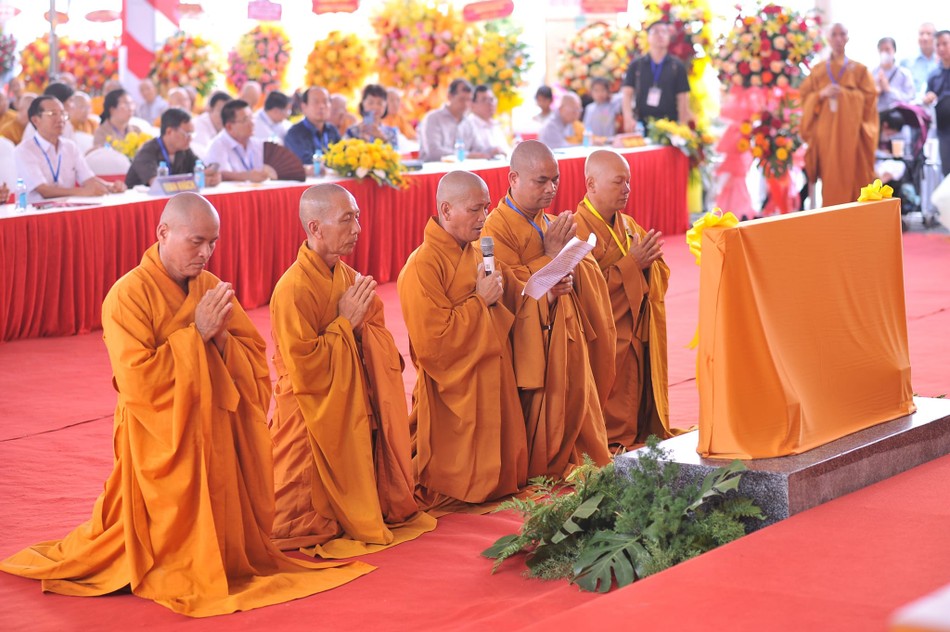 Đại diện Ban Điều hành thiền viện Trúc Lâm Tây Ninh tác bạch