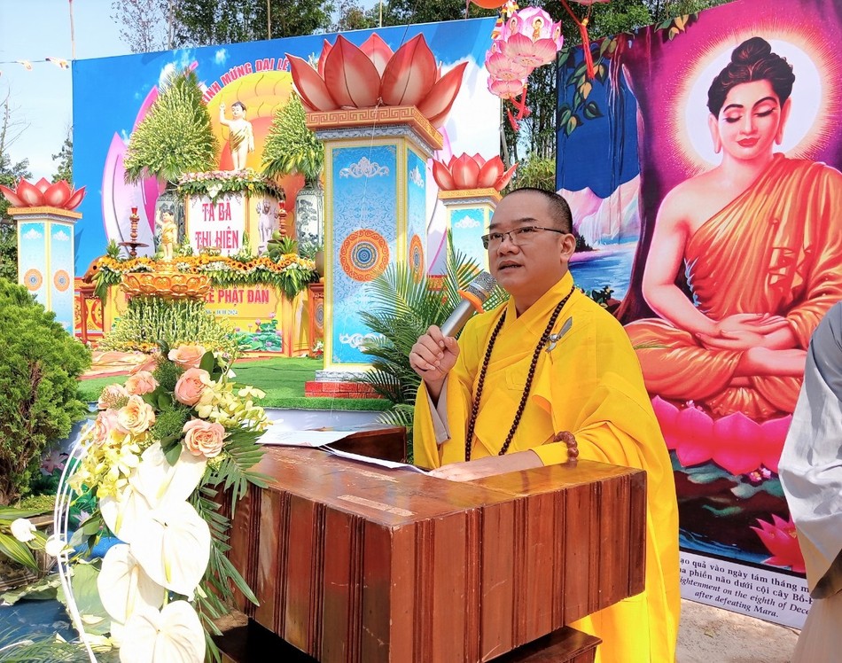 Đại đức Thích Viên Thành tuyên đọc Thông điệp Đại lễ Phật đản Phật lịch 2568 của Đức Pháp chủ GHPGVN