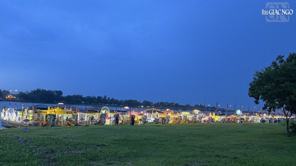 32 chiếc thuyền hoa tập kết tại công viên Hai Bà Trưng