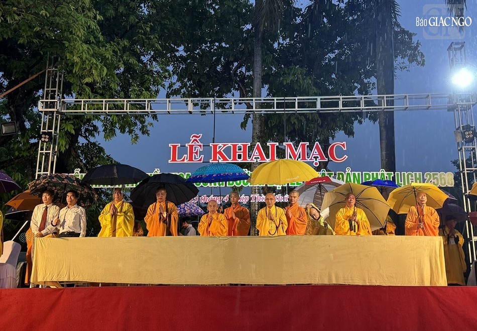 Chư tôn đức cử hành lễ khai mạc