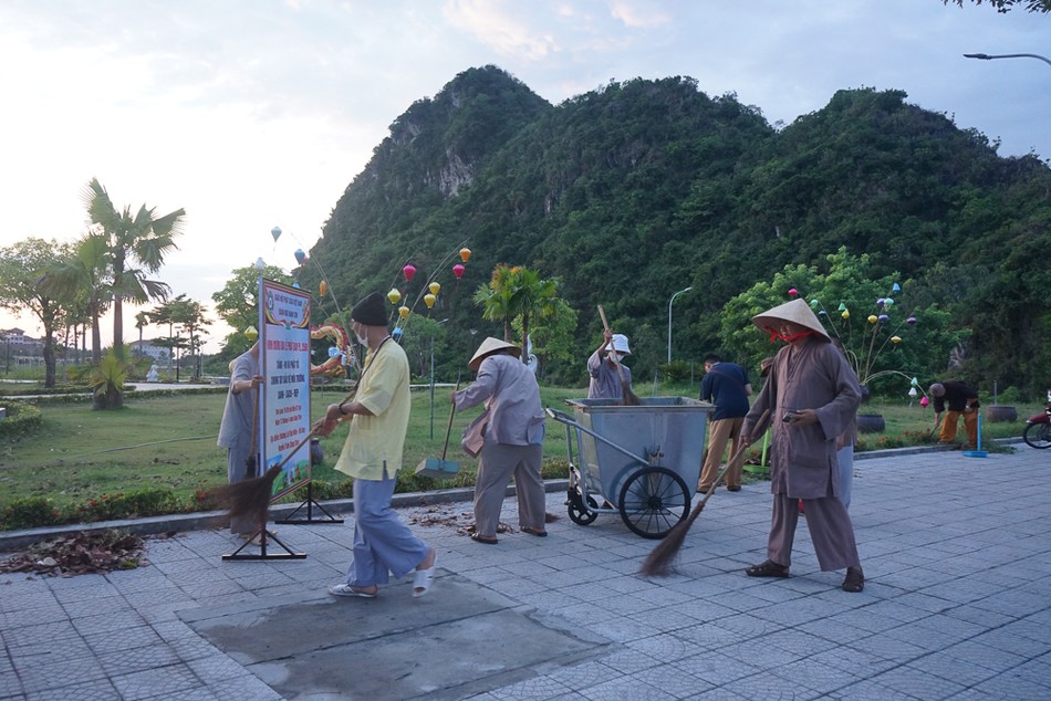 Chương trình vệ sinh môi trường tại các tuyến đường Lê Văn Hiến - Huyền Trân Công Chúa Chương trình vệ sinh môi trường tại các tuyến đường Lê Văn Hiến - Huyền Trân Công Chúa