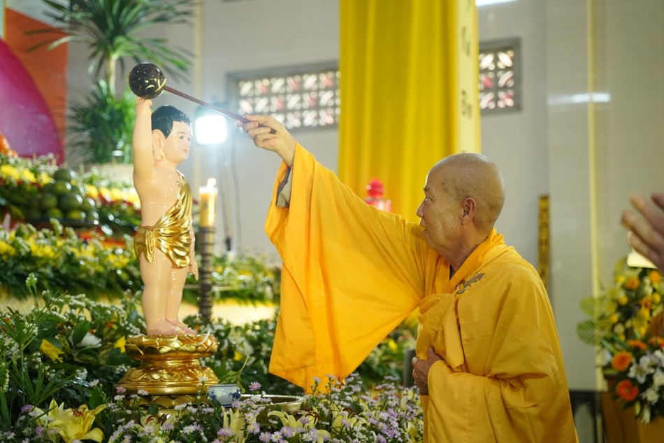 Chư tôn đức cử hành nghi thức Tắm Phật