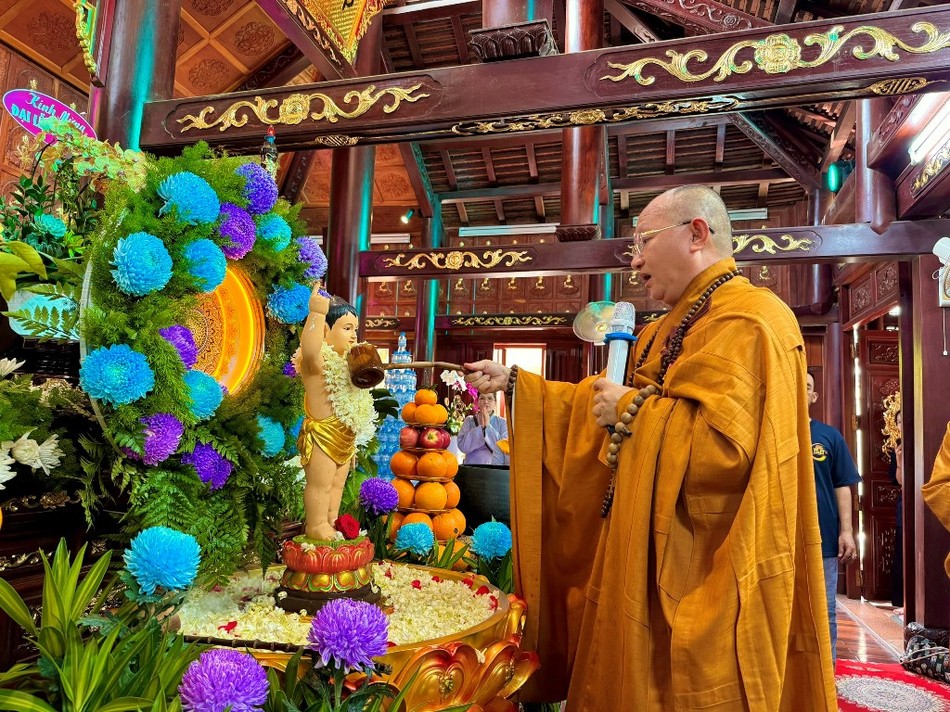 Cử hành nghi thức Tắm Phật