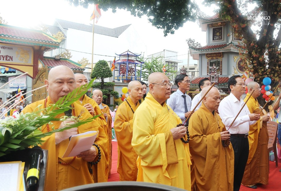 Chư tôn đức, đại biểu chính quyền niêm hương bạch Phật