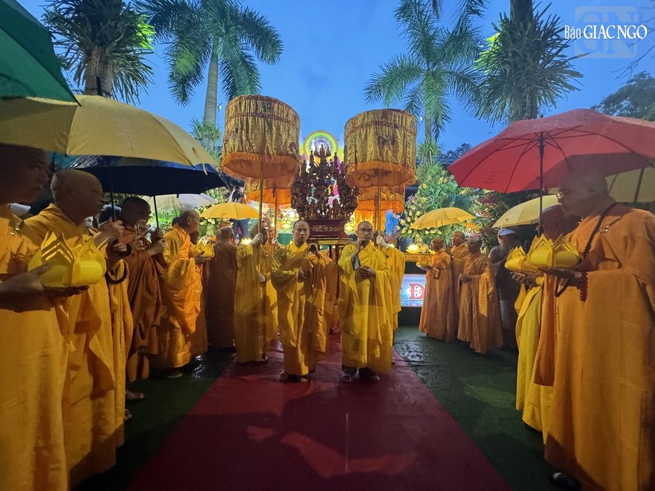 Cung nghinh kim thân Đức Phật sơ sinh Cung nghinh kim thân Đức Phật sơ sinh