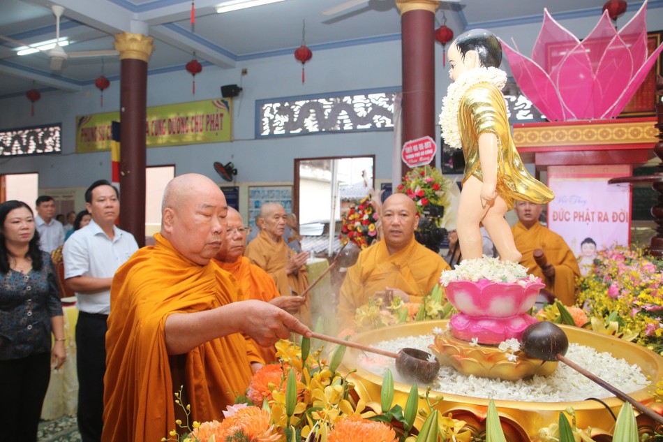 Chư tôn đức cử hành nghi thức Tắm Phật Chư tôn đức cử hành nghi thức Tắm Phật