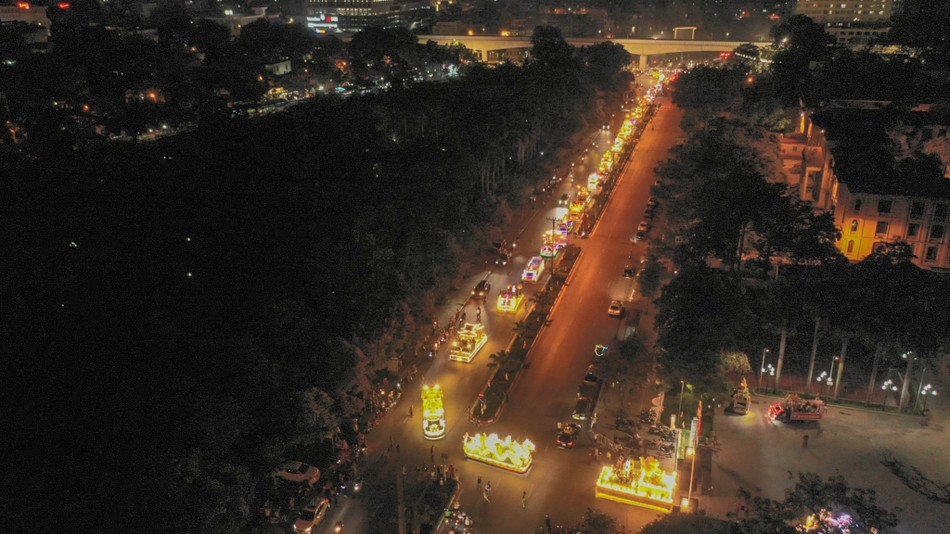 Đoàn diễu hành xe hoa xuất phát từ Trung tâm Văn hóa TP.Hà Nội đi theo tuyến đường Phùng Hưng - đường Trần Phú - đường Nguyễn Trãi - Ngã tư Nguyễn Xiển, Khuất Duy Tiến - đường Nguyễn Trãi - đường Trần Phú - đường Quang Trung - Ngã tư Ngô Thì Nhậm, Tô Hiệu - đường Quang Trung - đường Phùng Hưng và quay trở về Trung tâm Văn hóa