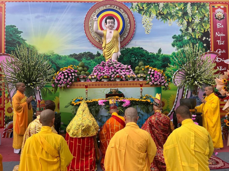 Chư tôn giáo phẩm niêm hương bạch Phật