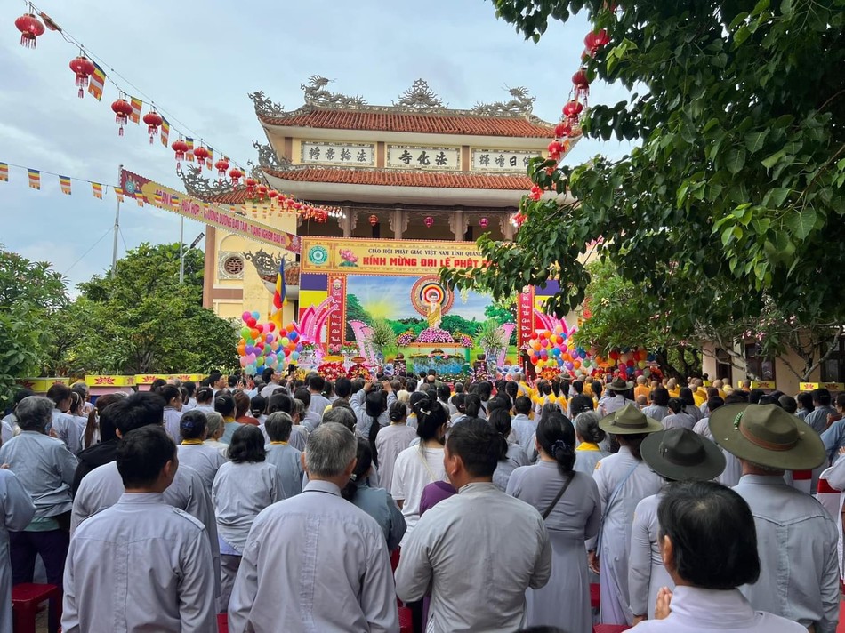 Đông đảo Phật tử về chùa dự lễ