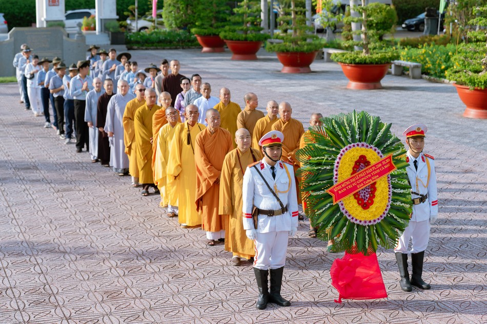 Chư Tăng Ni, Phật tử đặt vòng hoa, dâng hương tại Khu tưởng niệm Hồ Chí Minh Chư Tăng Ni, Phật tử đặt vòng hoa, dâng hương tại Khu tưởng niệm Hồ Chí Minh
