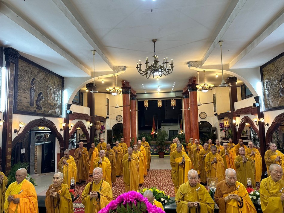 Chư tôn giáo phẩm niêm hương bạch Phật