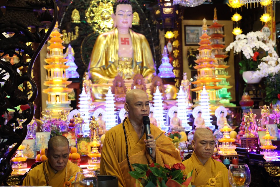 Thượng tọa Thích Minh Nhựt, Trưởng ban Trị sự GHPGVN Q.Phú Nhuận có đôi lời chỉ đạo Ban Chức sự hạ trường cần thực hiện để đảm bảo cho chư hành giả tham dự khoá cấm túc an tâm tu học