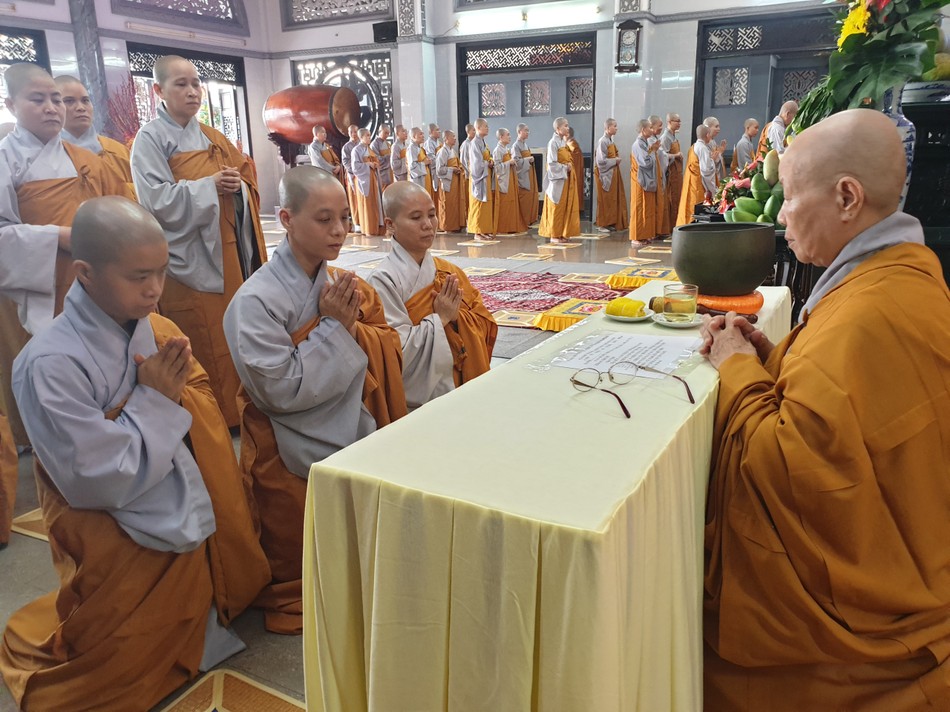 Chư Ni lần lượt 3 vị tác pháp thọ an cư