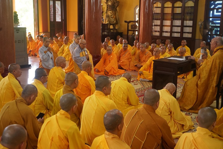 Ni trưởng Thích nữ Diệu Cảnh thay mặt chư Ni đối trước Đại Tăng cầu giáo giới an cư