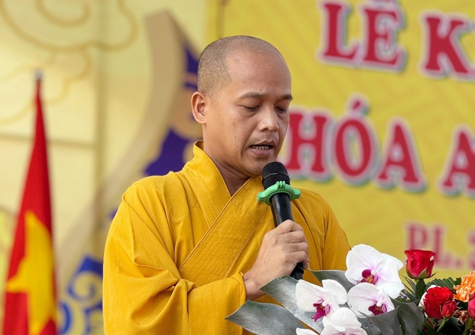 Đại đức Thích Minh Hải báo cáo công tác tổ chức khóa An cư kiết hạ