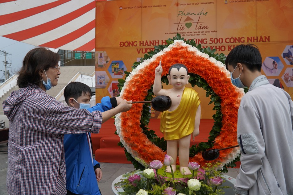Hân hoan Tắm Phật tại phiên chợ từ tâm - Ảnh: H.Y Hân hoan Tắm Phật tại phiên chợ từ tâm - Ảnh: H.Y
