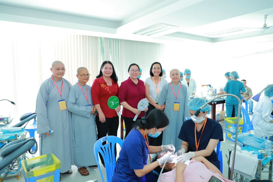 Tổ chức khám bệnh miễn phí cho công nhân Tổ chức khám bệnh miễn phí cho công nhân
