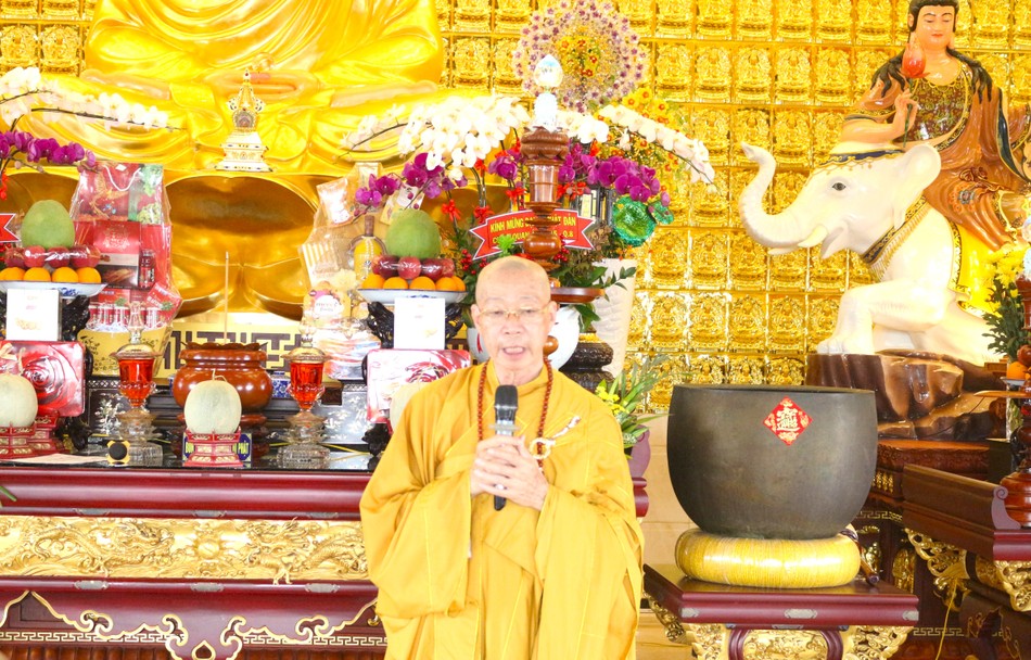 Hòa thượng Thích Hiển Đức sách tấn chư hành giả