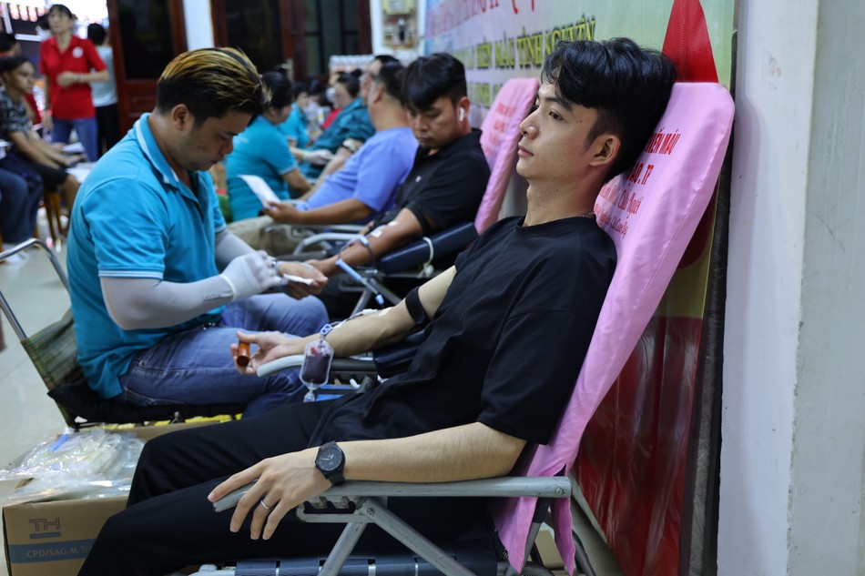 "Mỗi giọt máu cho đi, một cuộc đời ở lại" "Mỗi giọt máu cho đi, một cuộc đời ở lại"
