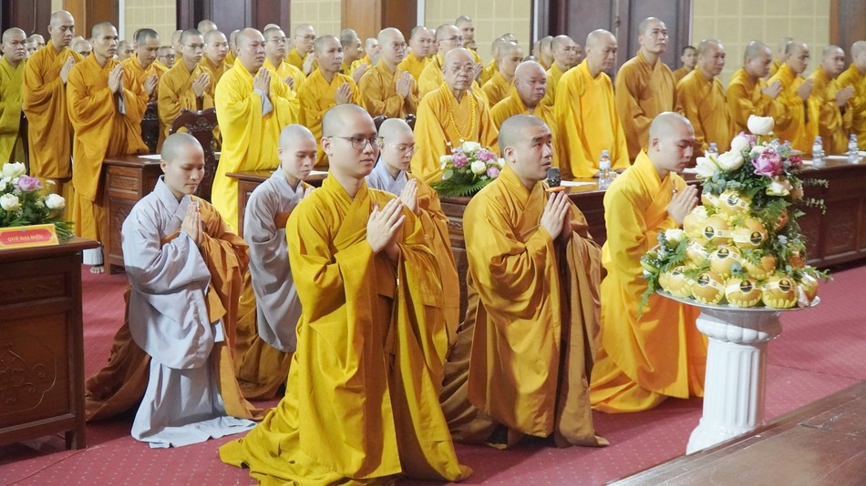 Đại diện Tăng Ni hành giả an cư trường hạ Sóc Thiên Vương dâng lời cầu thỉnh chư tôn đức khai giảng Vô thượng Đại thừa Pháp bảo