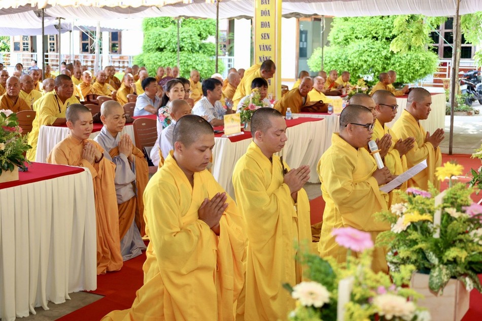 Đại diện chư hành giả an cư dâng lời phát nguyện