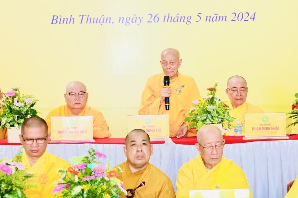 rưởng lão Hòa thượng Thích Minh Trí ban đạo từ