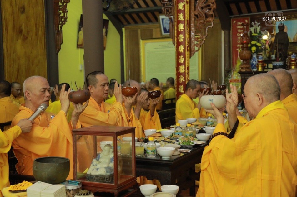 Chư tôn đức trang nghiêm cử bát cúng dường trong thời quá đường mùa An cư kiết hạ