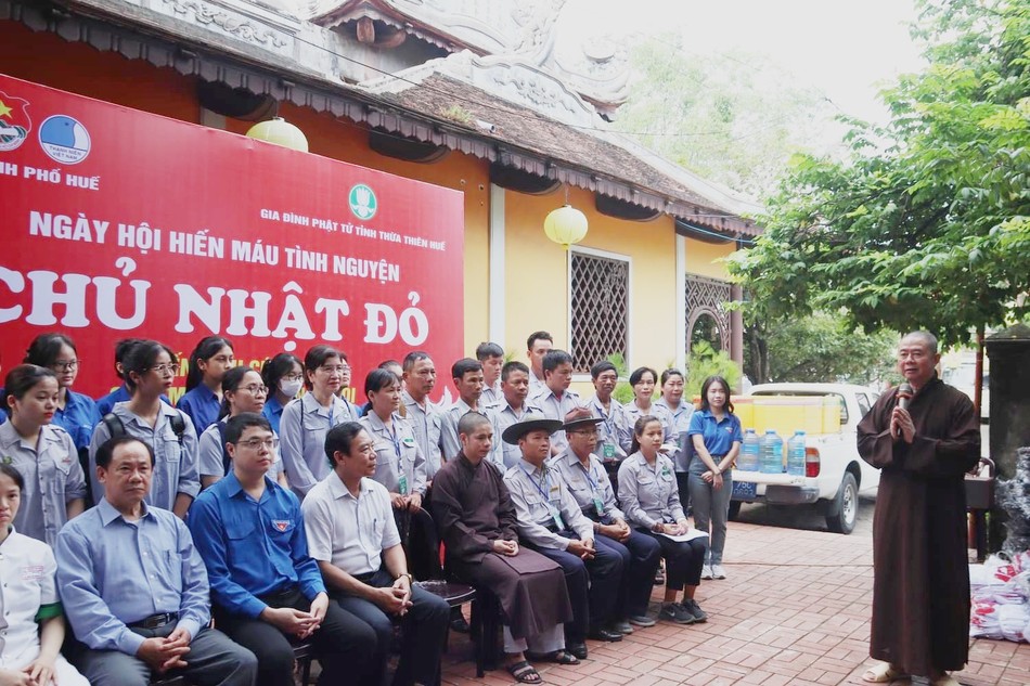 Thượng tọa Thích Thường Chiếu phát biểu tán thán các Phật tử tham gia hiến máu Thượng tọa Thích Thường Chiếu phát biểu tán thán các Phật tử tham gia hiến máu