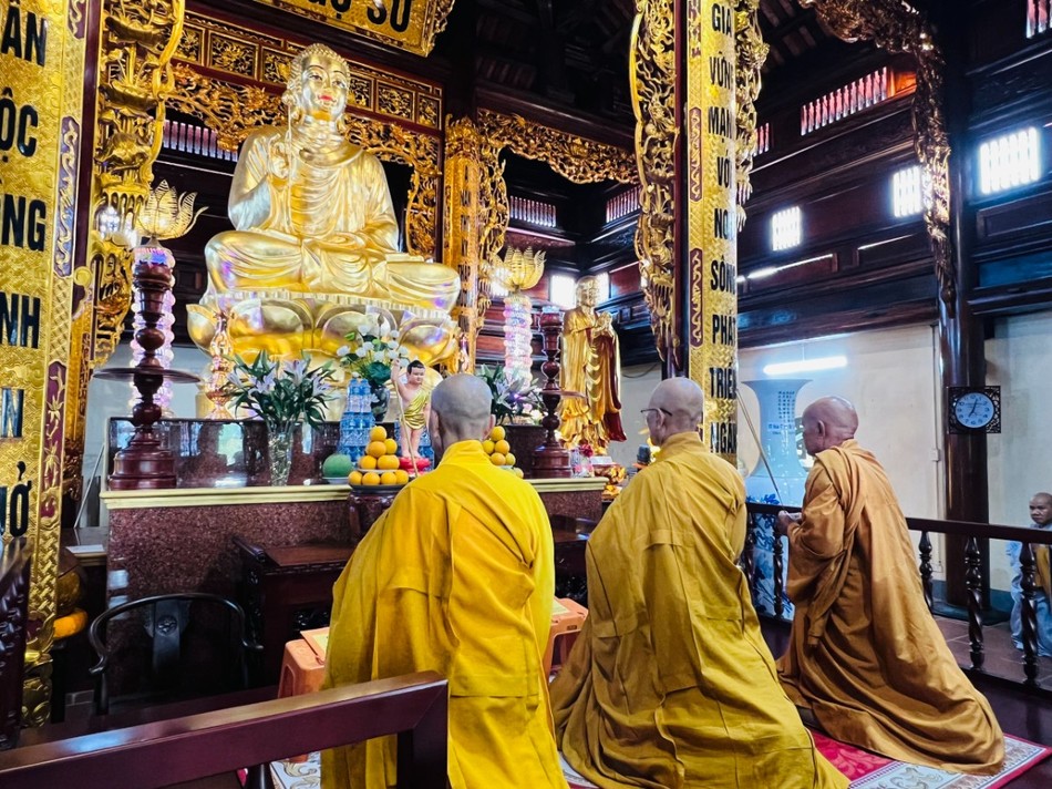 Chư tôn đức niêm hương bạch Phật, cử hành lễ Bố-tát tại chánh điện thiền viện Trúc Lâm Sóc Trăng