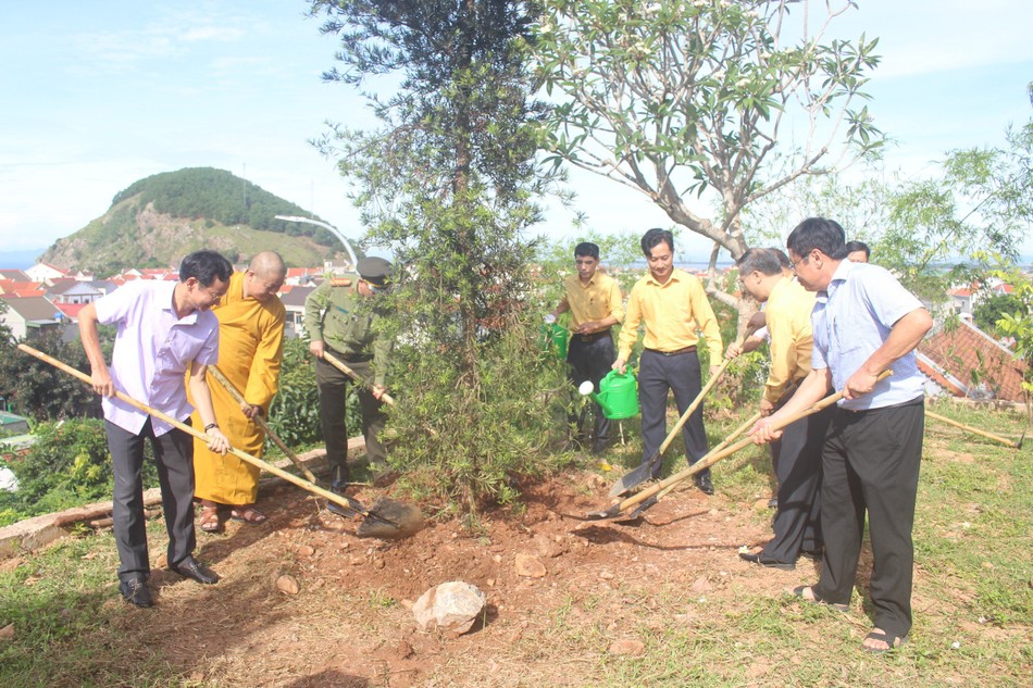 Phát động trồng cây xanh trong khuôn viên chùa An Thái