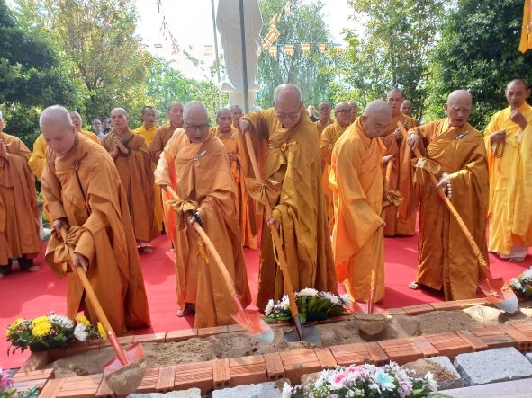 Chính thức động thổ khởi công trùng tu lại chùa Viên Ngộ Chính thức động thổ khởi công trùng tu lại chùa Viên Ngộ