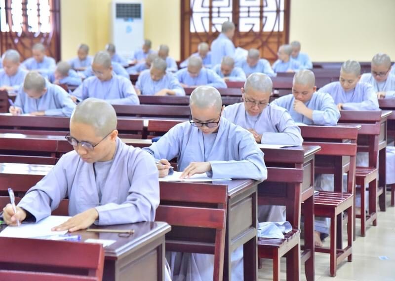 ... và 98 Ni sinh tham dự kỳ tuyển sinh