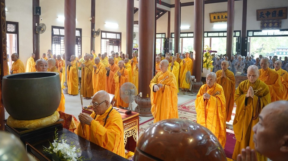 Trưởng lão Hòa thượng Thích Chơn Hương niêm hương bạch Phật Trưởng lão Hòa thượng Thích Chơn Hương niêm hương bạch Phật
