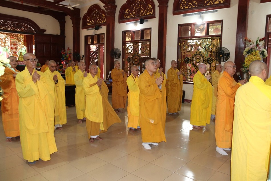 Chư tôn đức đảnh lễ Tam bảo