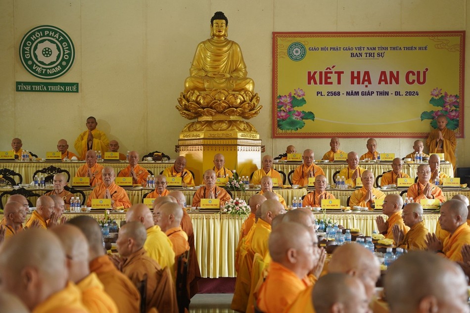 Chư tôn Trưởng lão Hòa thượng quá đường tập trung cùng chư Tăng Chư tôn Trưởng lão Hòa thượng quá đường tập trung cùng chư Tăng