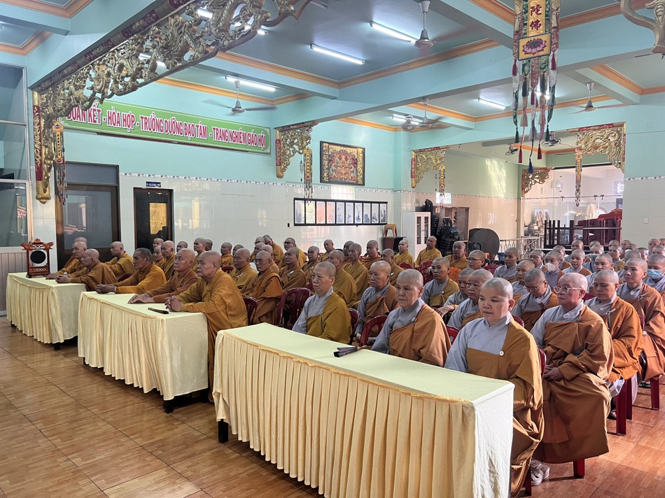 Chư Tăng Ni tham dự buổi thuyết giảng