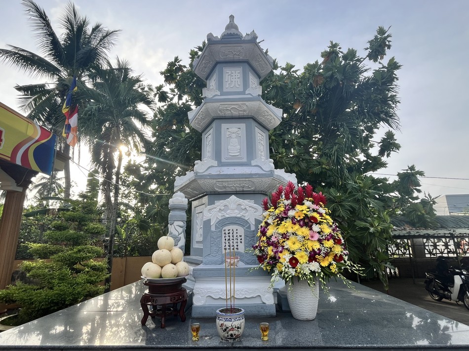 Bảo tháp Hòa thượng Thích Trí Long trong khuôn viên tháp tổ tại chùa Vĩnh Tràng